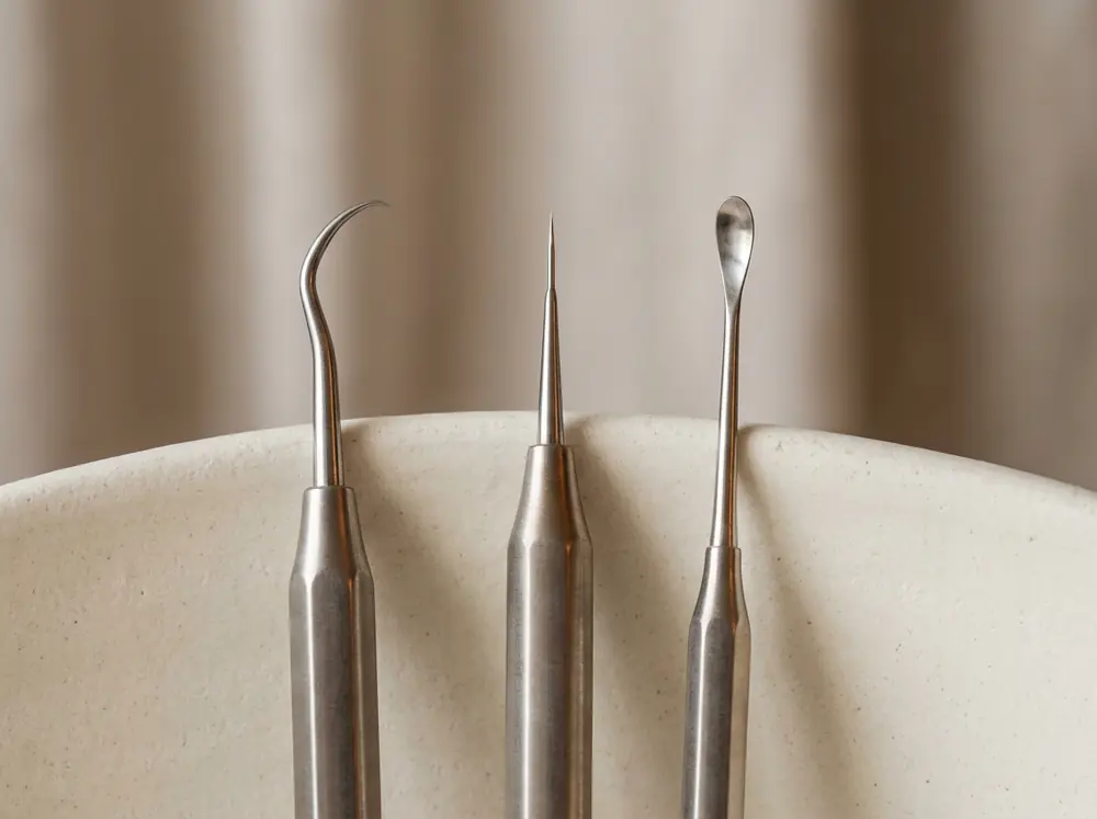 Handinstrument, Ultraschallspitze und Kuerette nebeneinander
